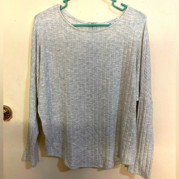 Green Envelope gray ripped sweater with zipper back. Size medium. - Picture 1 of 3